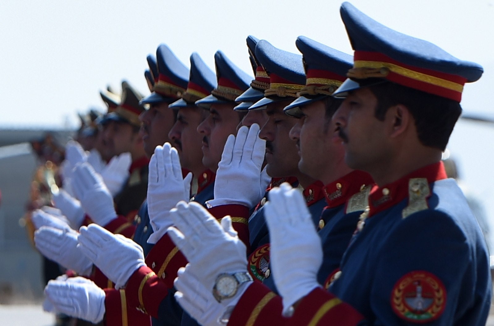 Un guardia de honor afgano participa en una ceremonia de graduación en la Academia Militar Nacional en Kabul.