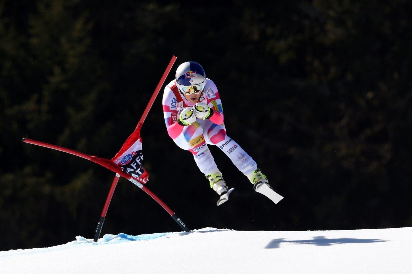 La esquiadora estadounidense Lindsey Vonn compite en el descenso de la Copa del Mundo Femenino de Esquí Alpino en Meribel.