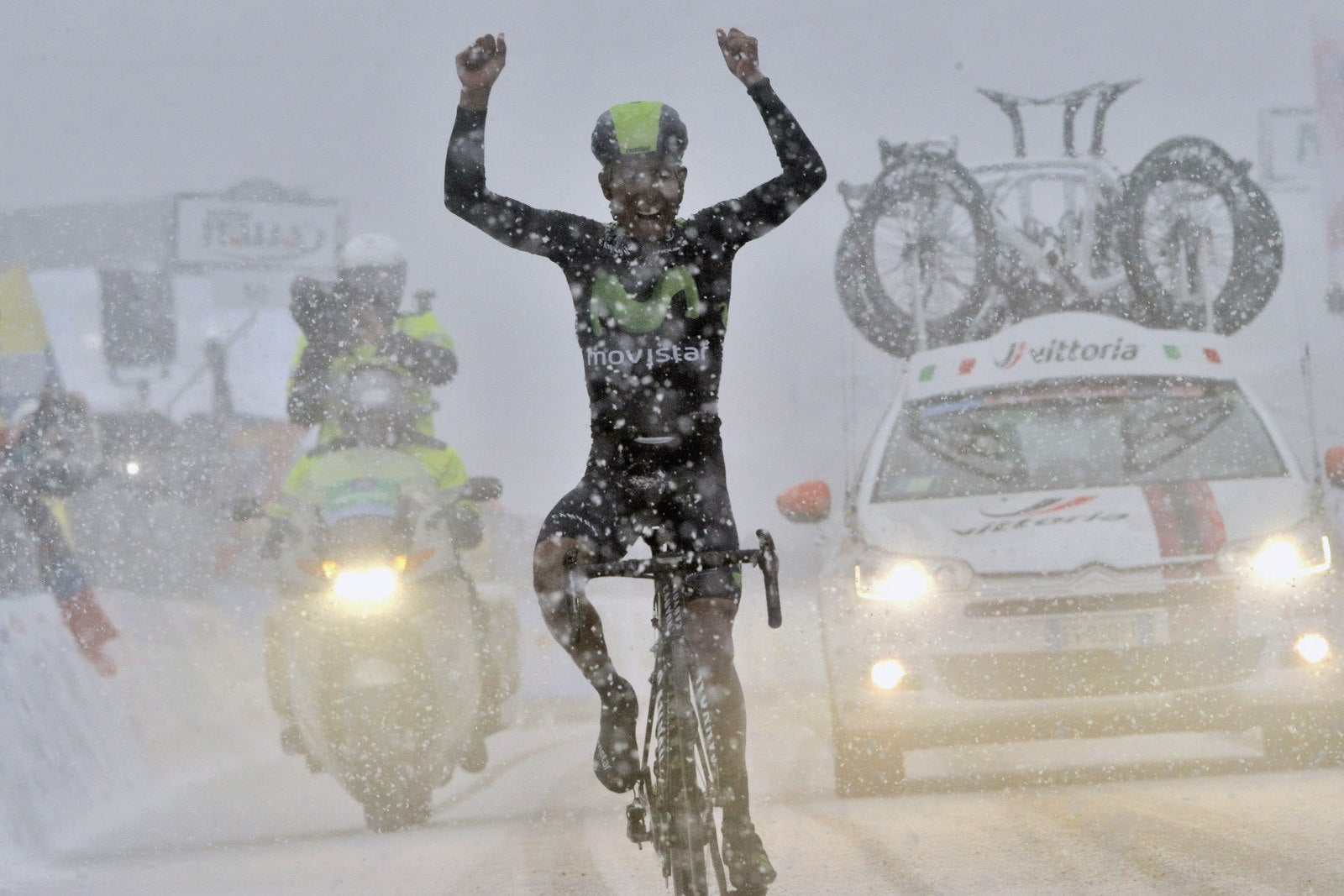El ciclista colombiano Nairo Quintana levanta los brazos al cruzar la línea de meta de la quinta etapa de 197 kilometros Esanatoglia - Terminillo del Tirreno – Adriatico.