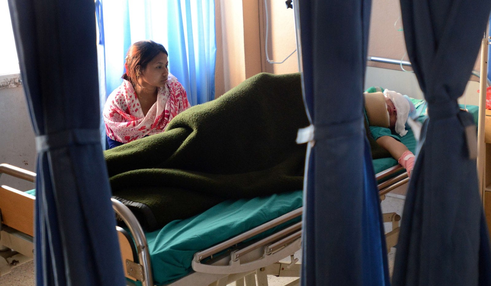 Una sobreviviente de un ataque con ácido en Nepal, Sangita Magar, descansa en una cama de hospital en Katmandú.