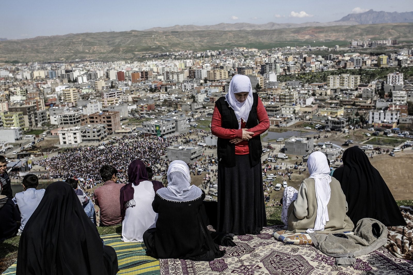 Una mujer de la comunidad kurda reza para celebrar el Newroz, que marca la llegada de la primavera y el año nuevo, en Cizre, en la provincia de Sirnak de Turquía .