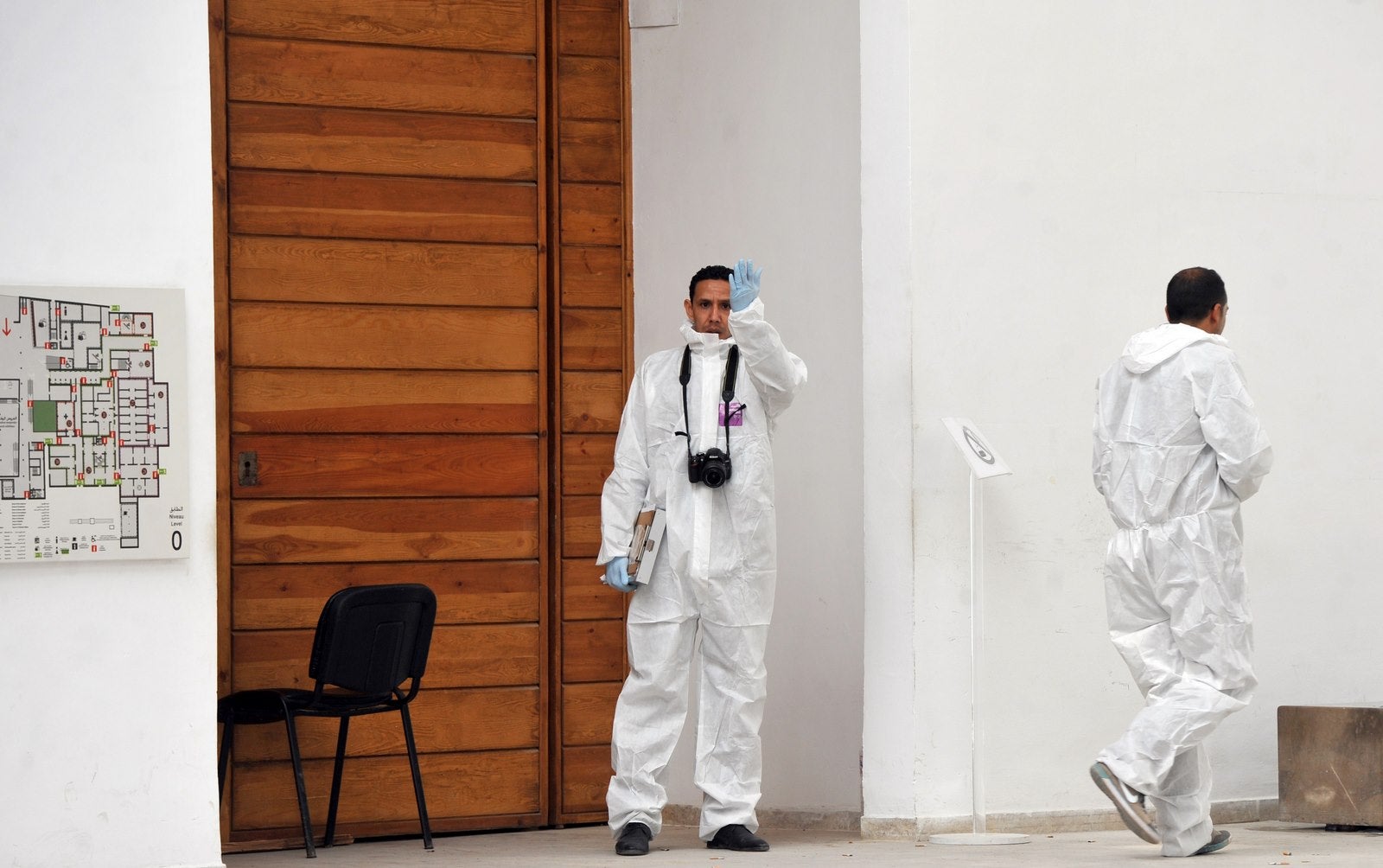 Expertos forenses tunecinos trabajan en el interior del Museo Nacional del Bardo en Túnez.