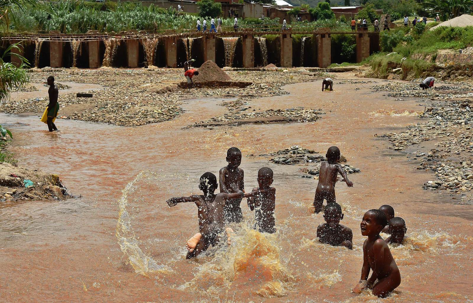 Los niños juegan en el agua en Bujumbura.