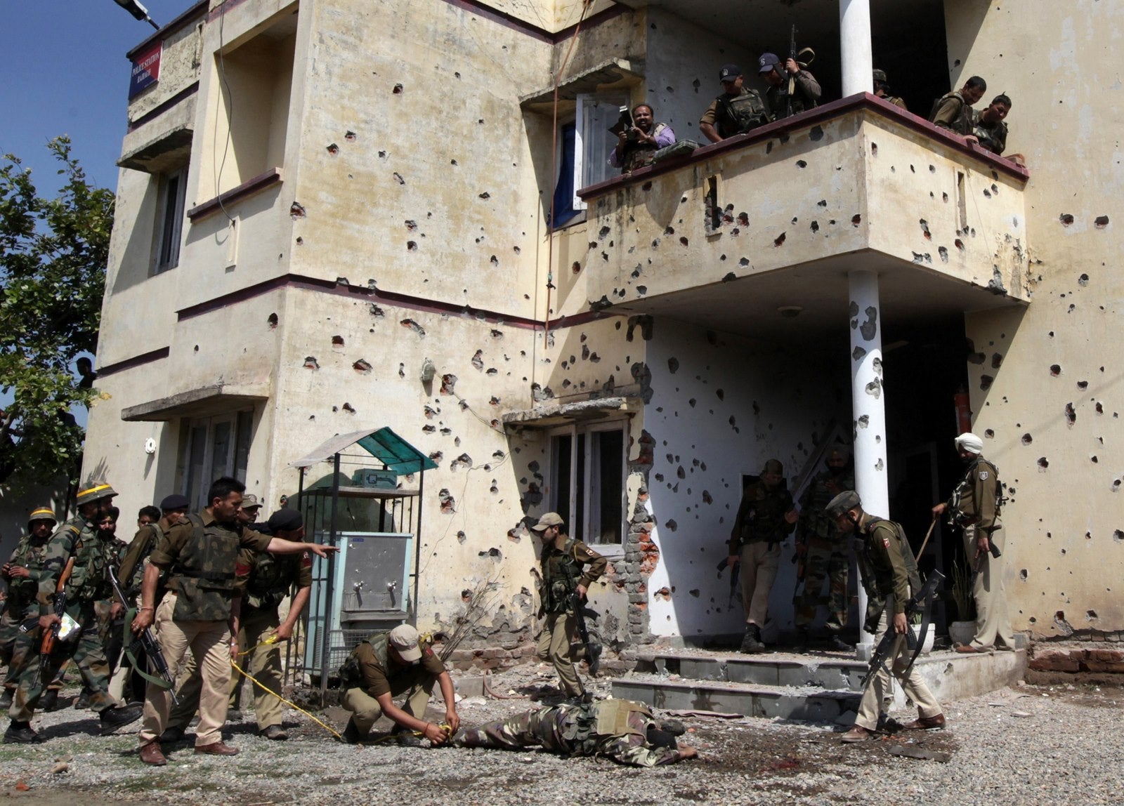 Dos presuntos rebeldes irrumpieron en una comisaría de policía en Cachemira, matando tres oficiales y un civil antes de ser abatidos a tiros por las fuerzas del gobierno.