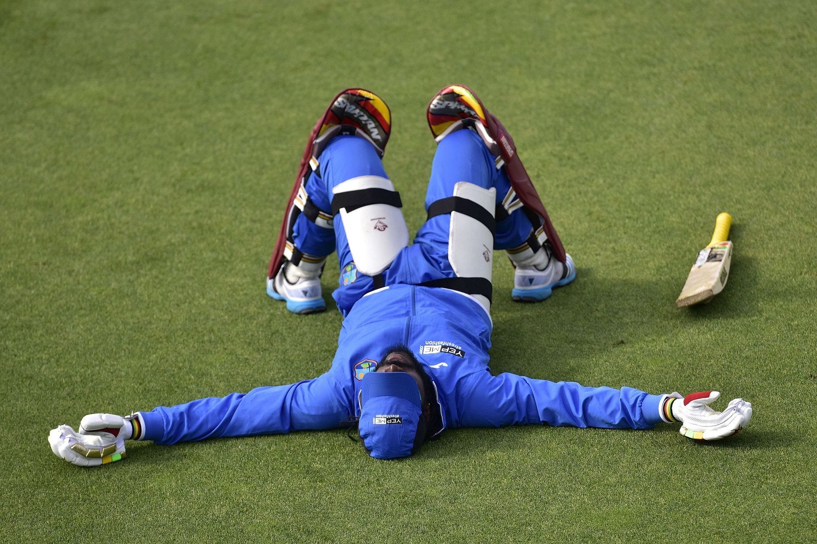 Chris Gayle de las Indias Occidentales se toma un respiro durante una sesión de entrenamiento antes de su partido de cuartos de final 2015 de la Copa Mundial de Cricket contra Nueva Zelanda.