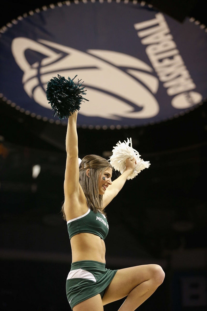 Una animadora de los Michigan State Spartans en acción contra los Cavaliers de Virginia, de Charlotte, Carolina del Norte.