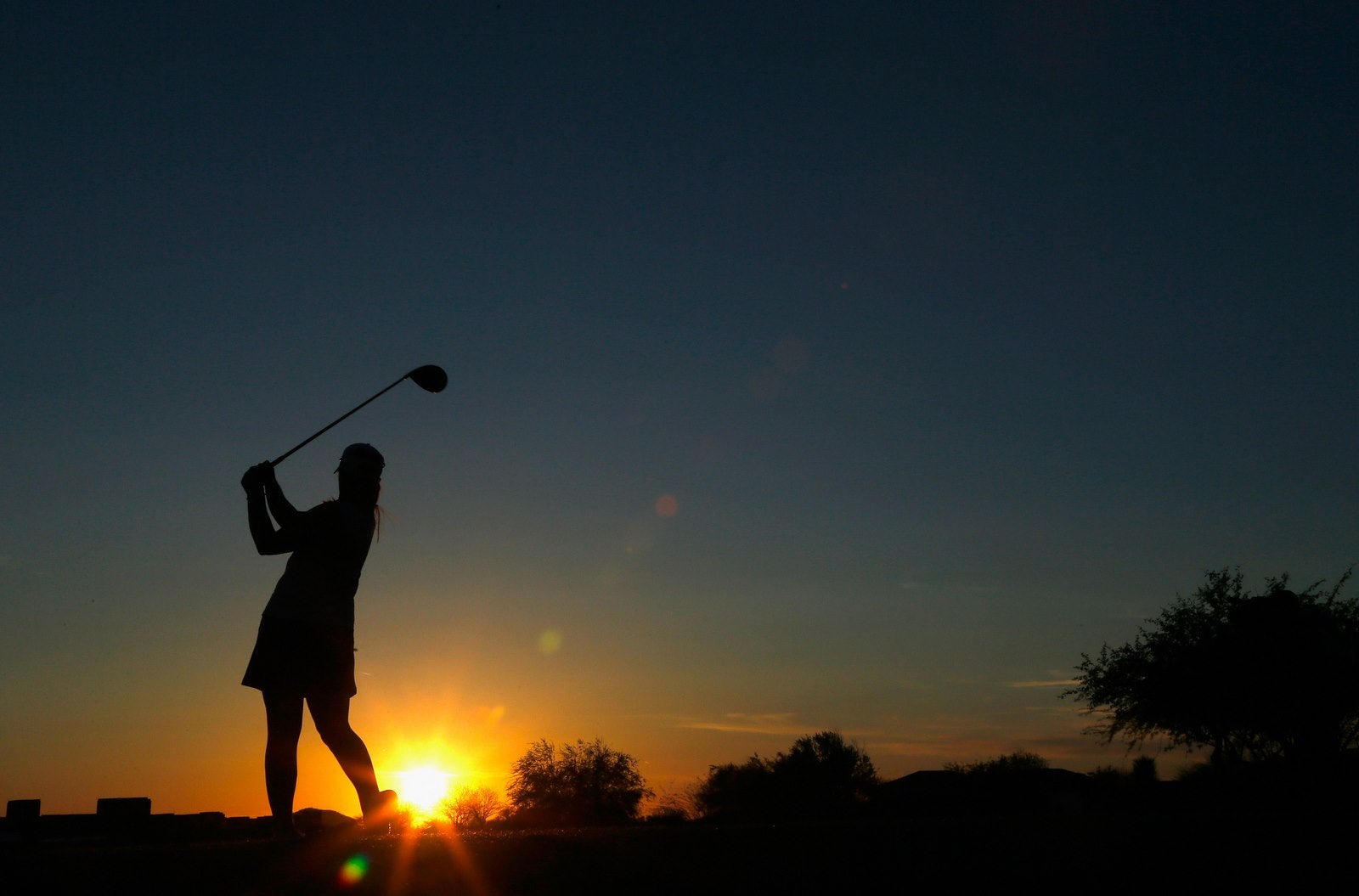 Austin Ernst realiza un golpe de salida en el hoyo 18 durante la tercera ronda de la Copa de Fundadores de la LPGA en el Wildfire Golf Club, de Phoenix, Arizona.