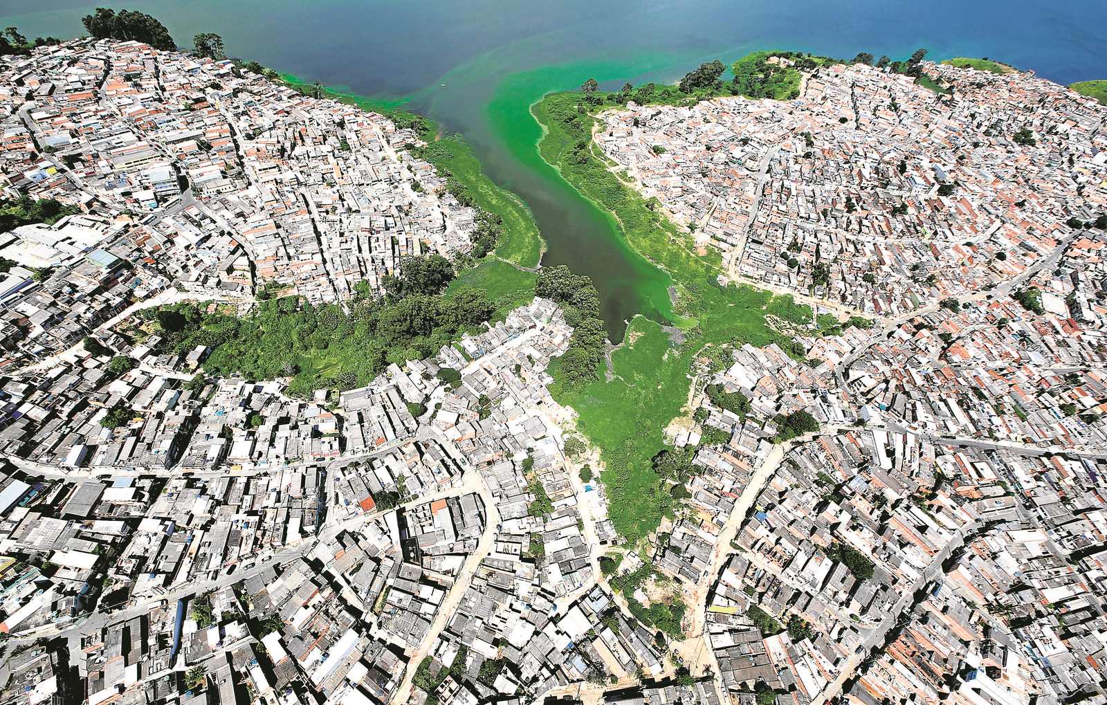 Una vista aérea muestra construido ilegalmente barrios pobres en la frontera del embalse Billings en Sao Paulo.