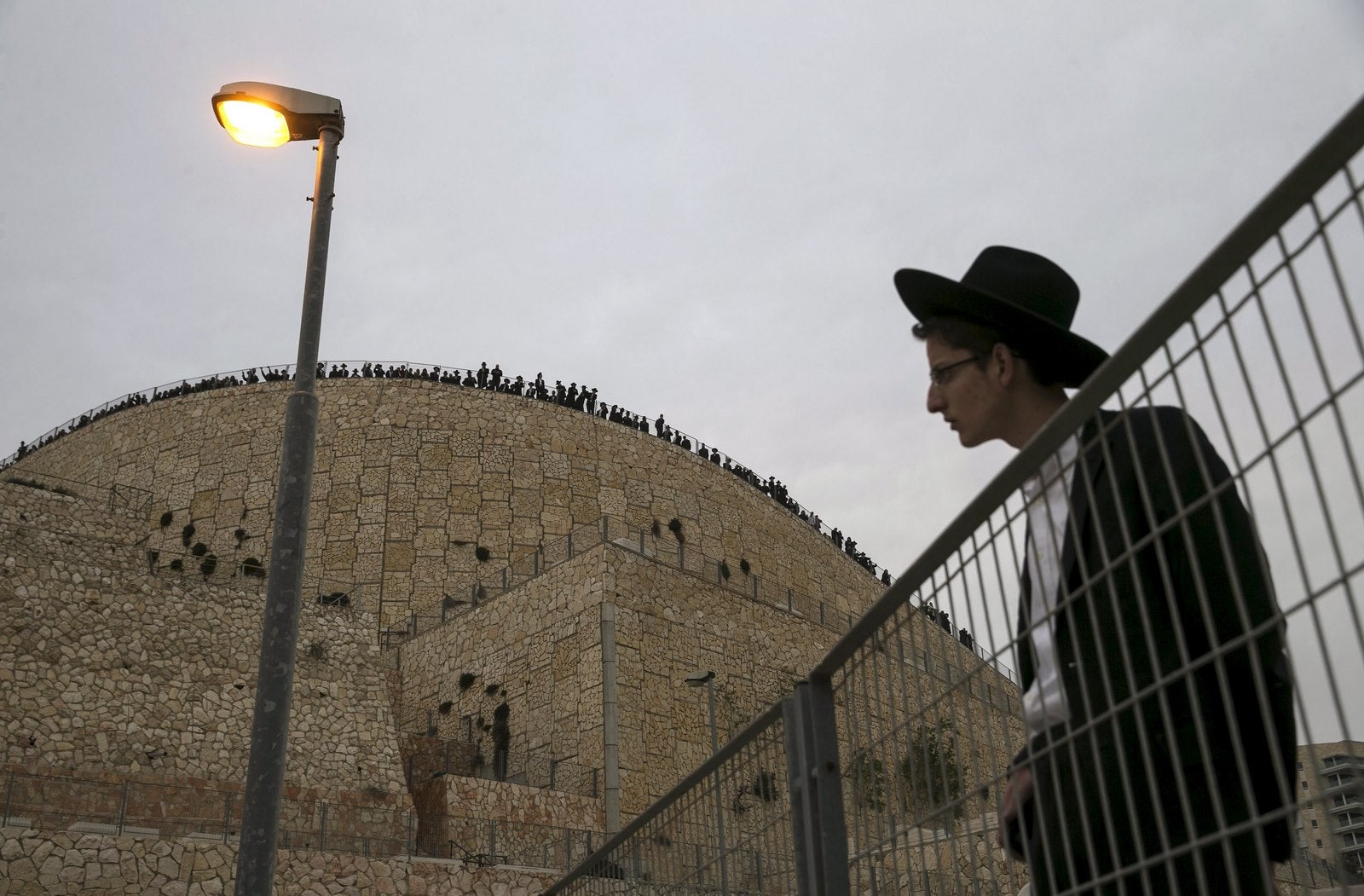 Ceremonia de entierro de los siete hijos de la familia Sassoon en Jerusalén, Yaakob Sassoon, 5, Sara, 6, Moshe, 8, Yeshua, 10, Rivka, 11, David, 12 y Eliane, 16.