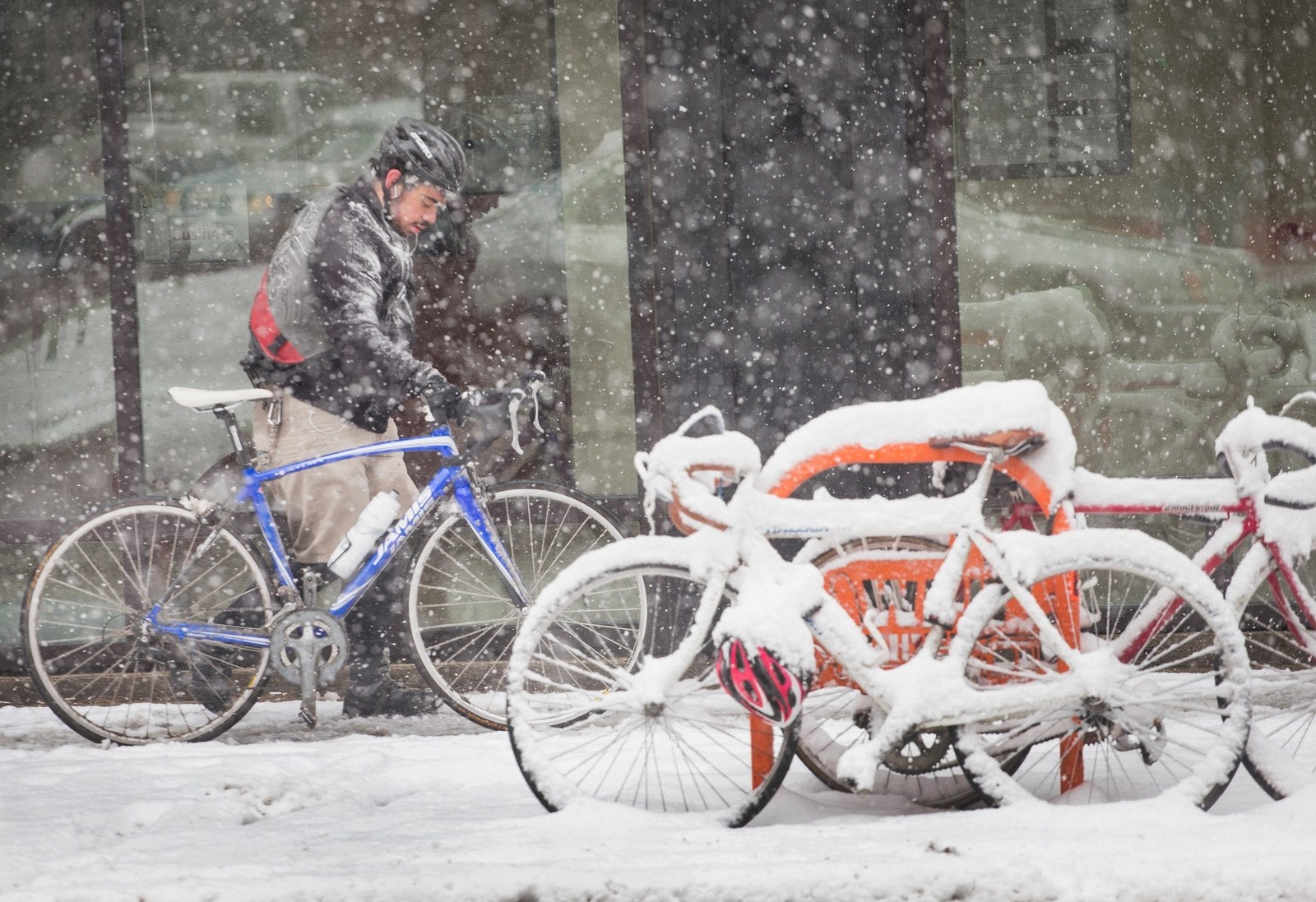 Un ciclista se hace camino a través de la nieve en Chicago, Illinois.