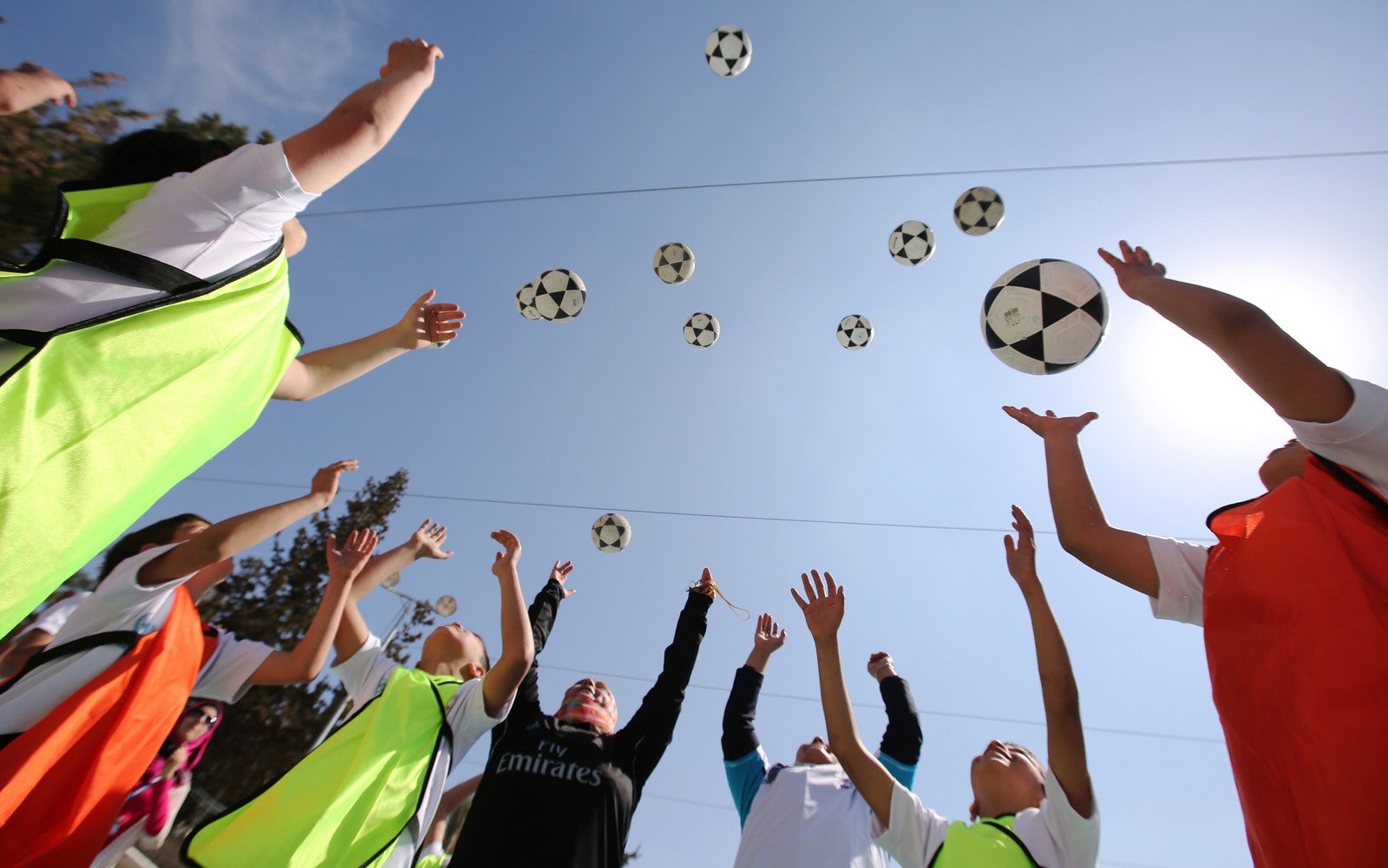 Niños palestinos asisten a una sesión de entrenamiento de fútbol dada por el club español Real Madrid en la ciudad cisjordana de Ramallah.