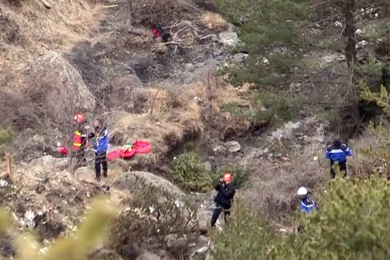 Trabajos en el lugar del accidente. SEYNE-LES- ALPES (FRANCIA). Los servicios de rescate se encuentran con restos del fuselaje del avión y de las pertenencias de los pasajeros del Airbus A320 de la compañía Germanwings. El avión se estrelló en los Alpes franceses y que se ha cobrado la vida de 150 personas, 42 de las cuales son españolas.