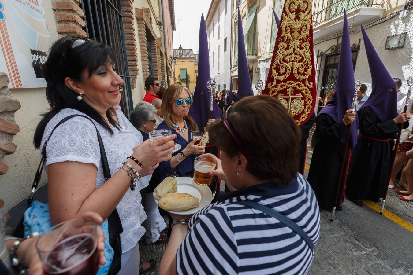 Miles de personas rezan por las tres gracias del Cristo de Favores de Granada