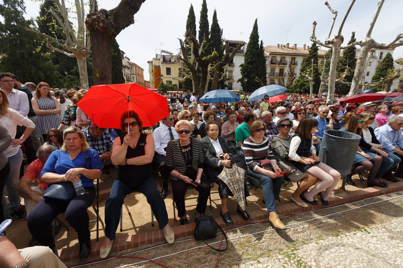 Miles de personas rezan por las tres gracias del Cristo de Favores de Granada