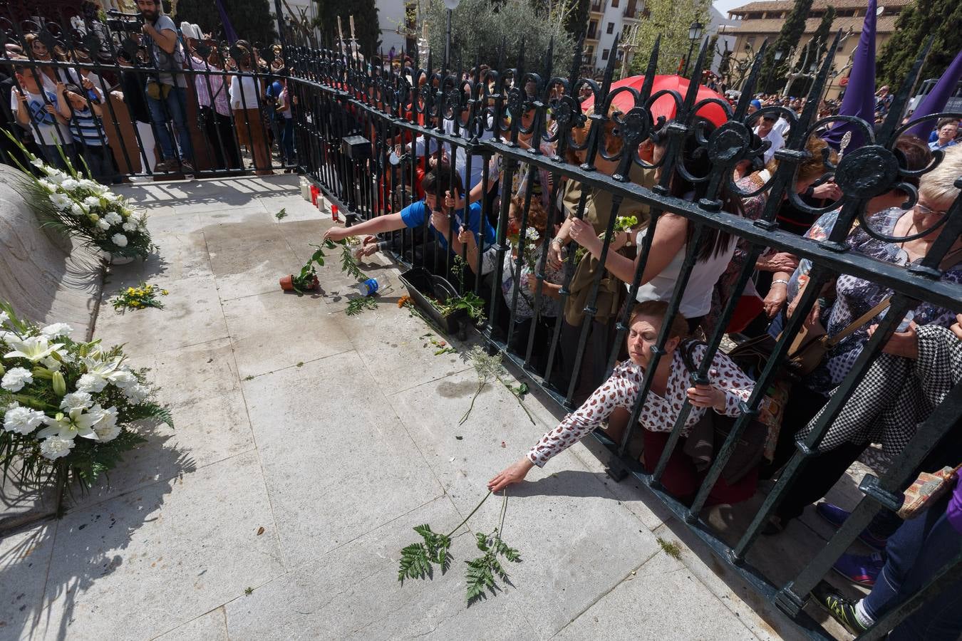 Miles de personas rezan por las tres gracias del Cristo de Favores de Granada