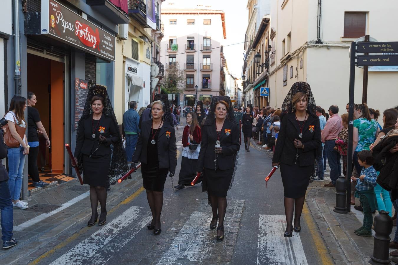 Miles de personas rezan por las tres gracias del Cristo de Favores de Granada