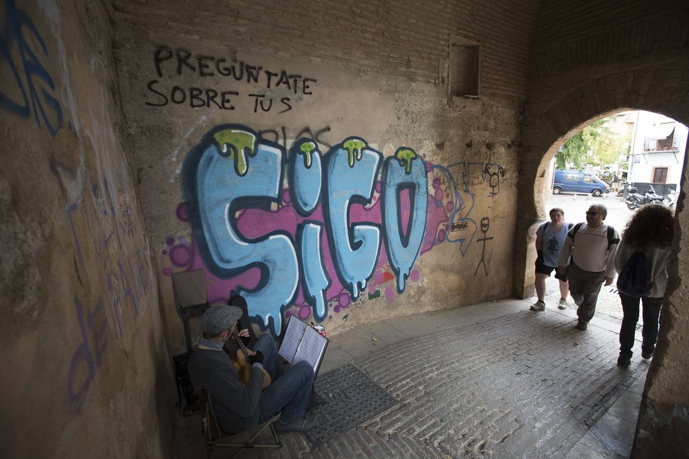 Nuevos grafitis en el Arco de las Pesas y Plaza Larga