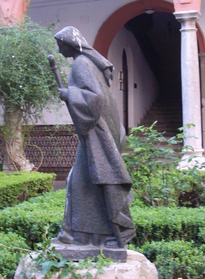 La escultura teresiana es casi tan abundante en Granada como la pintura. Encantadoras imágenes de la Santa presiden retablos, altares, hornacinas, etc. En total llegan casi al medio centenar. A falta de una estatua pública, en una plaza o parque de la ciudad, destaca una bella estatua broncínea en el patio del actual MADOC, en la calle San Matías, que ha mantenido lago tiempo el nombre de Acuartelamiento de las Descalzas. Antes fue Capitanía General y antaño convento franciscano frente a las monjas carmelitas. A la hora de erigir esta pequeña y delicada estatua de la santa se creyó conveniente no hacerlo en la plaza de las Descalzas sino en el gran claustro hoy castrense que durante siglos fue vecino de la primera fundación teresiana en Granada. Es obra del escultor castellano Fernando Cruz Solís, autor también de la enorme puerta de entrada a la basílica del Valle de los Caídos y de la imagen de Santa Teresa del convento de Ávila, de la que ésta granadina parece ser copia.