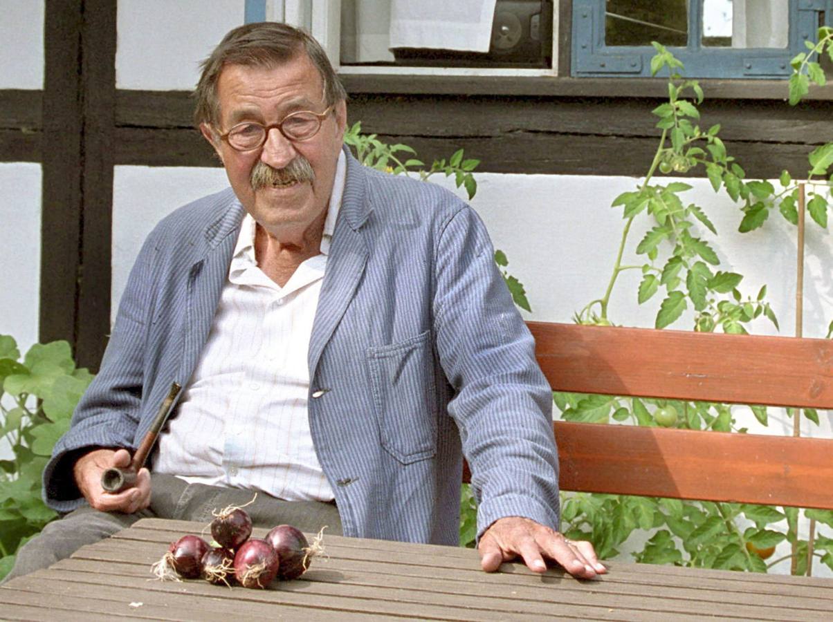 El escritor alemán, sentado en un banco durante sus vacaciones en la isla de Moehn, Dinamarca.