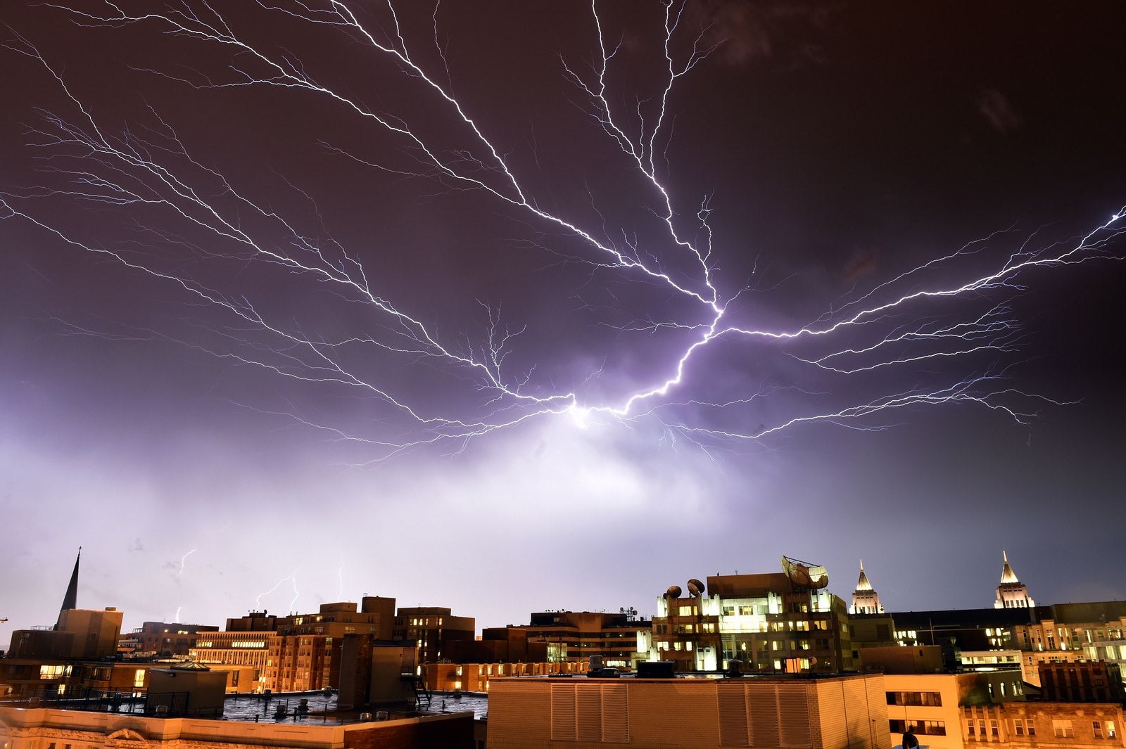 Un relámpago ilumina el cielo nocturno de Washington.