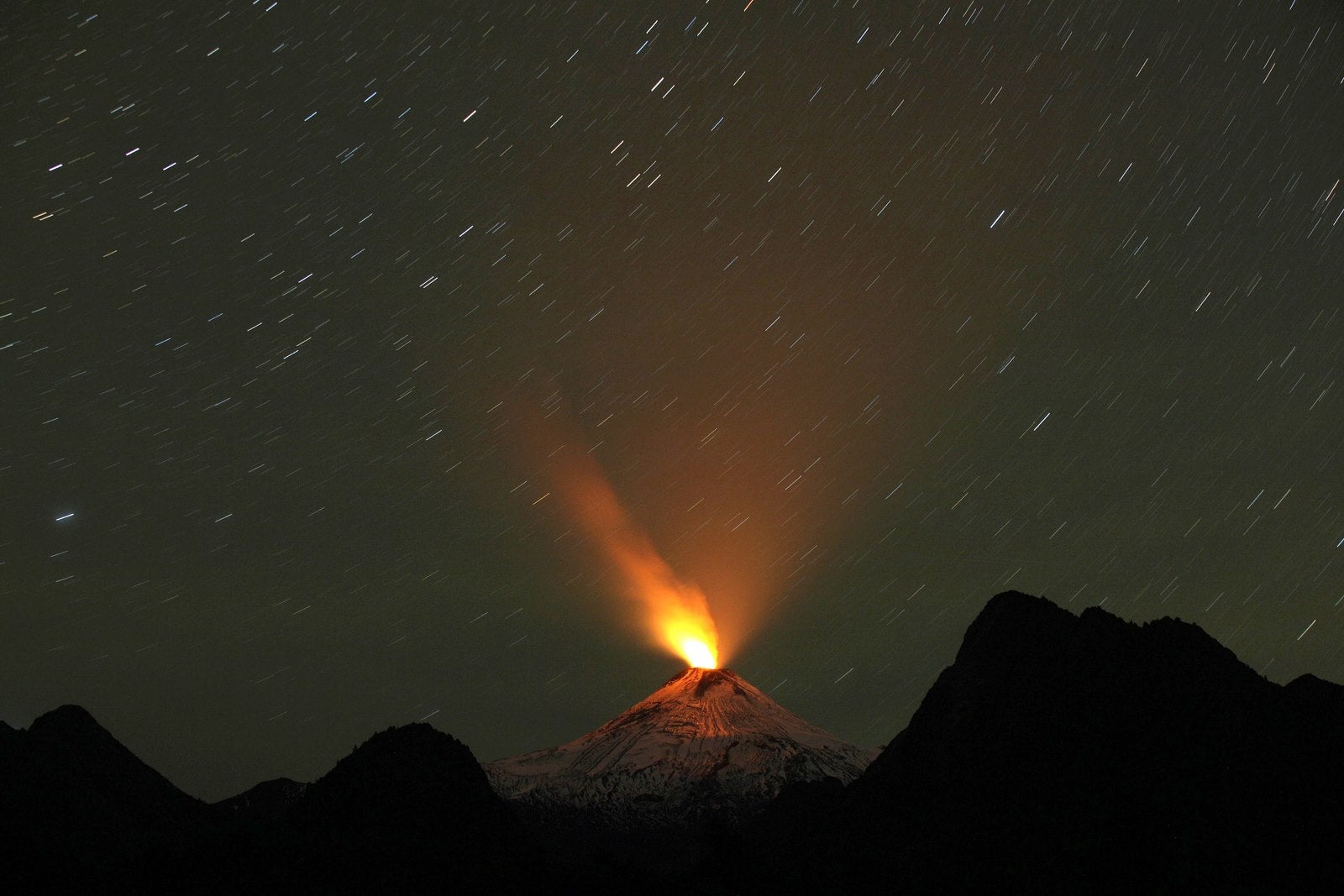 Vista del volcán Villarrica a unos 800 kilómetros al sur de Santiago, con signos visibles de actividad.