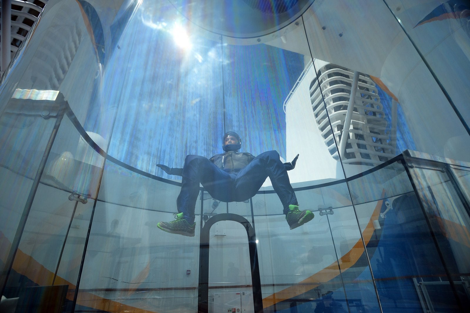 Un instructor utiliza el simulador de paracaidismo a bordo del crucero 'The Anthem Of The Seas', un barco de 4,905 pasajeros.