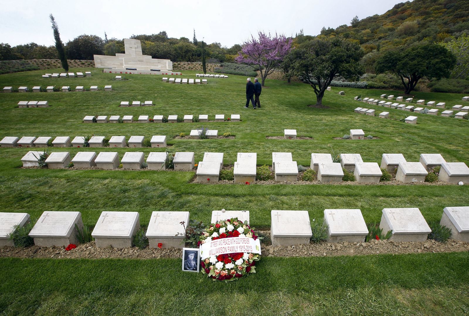 Bruce Scates, nieto de Thomas privada Charles Scates y Halil Koc, nieto del veterano turco Halil Koc, visita el Valle de metralla por delante de los 100 años de la batalla de Gallipoli.