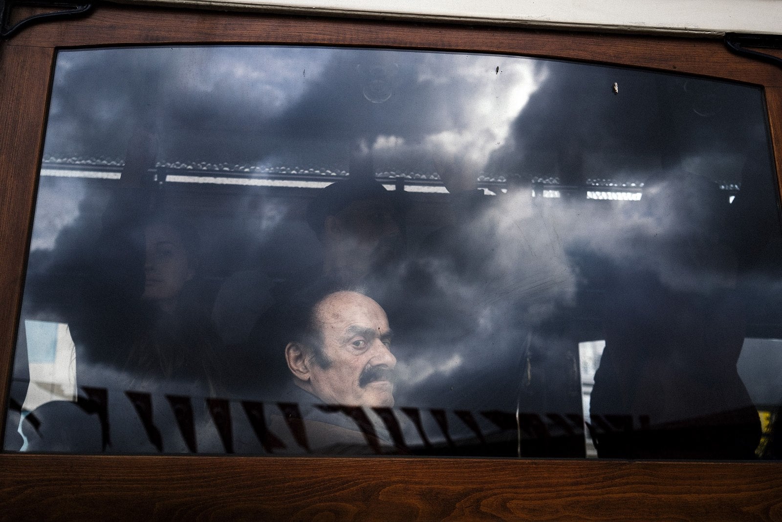 Un hombre mira por la ventana de un tranvía en la plaza de Taksim en Estambu.