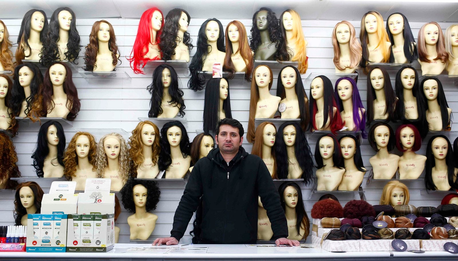 Kashir Mir, de 34 años, posa para una fotografía en su lugar de trabajo, Juliet tienda de la peluca, en la circunscripción londinense de Brent central, Gran Bretaña.