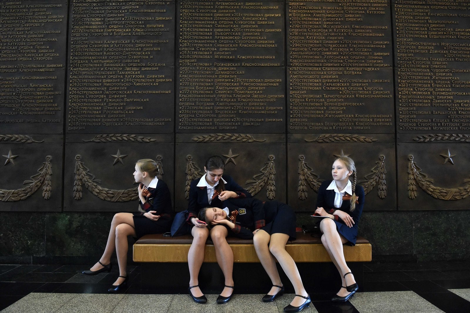 Colegialas descansan sobre una banqueta en el Museo de la Gran Guerra en Poklonnaya Gora en Moscú.