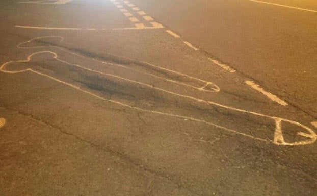 Un artista anónimo pinta penes en los baches para que sean arreglados y lo consigue