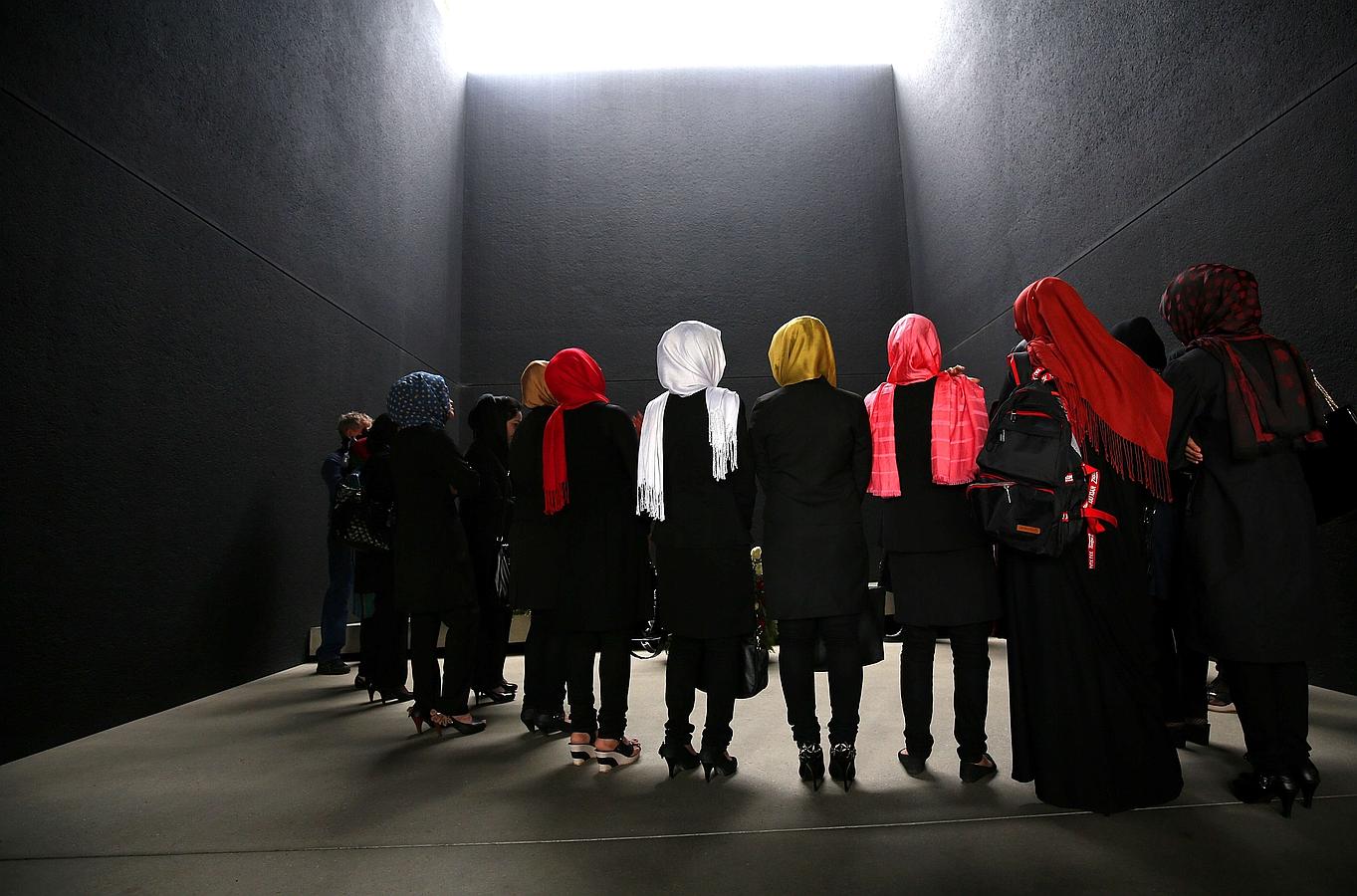Estudiantes afganos de la Universidad de Balkh en Mazar-i-Sharif visitan el monumento a los soldados alemanes caídos, en Berlín.