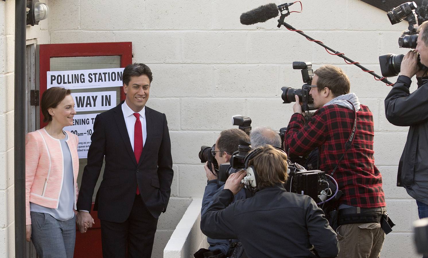 El laborista Ed Miliband, junto a su esposa Justin Thorton.