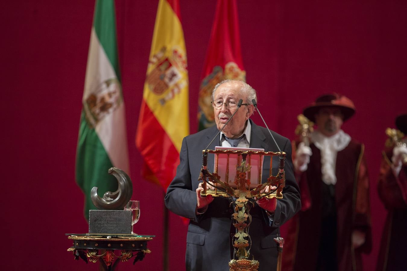 Guillén reivindica el &quot;tono elegíaco&quot; de la poesía, que se alimenta del &quot;tiempo&quot;