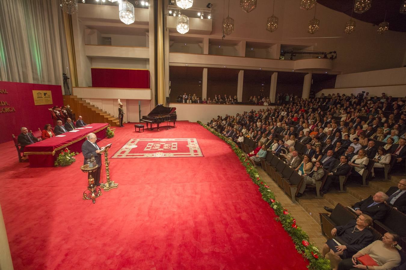 Guillén reivindica el &quot;tono elegíaco&quot; de la poesía, que se alimenta del &quot;tiempo&quot;