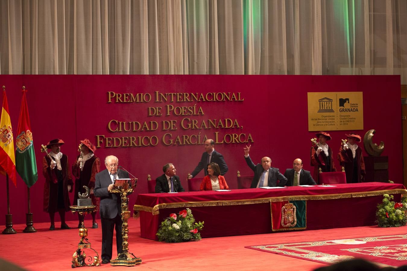 Guillén reivindica el &quot;tono elegíaco&quot; de la poesía, que se alimenta del &quot;tiempo&quot;