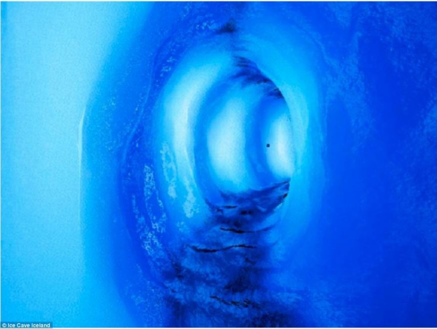 Islandia enseña la cueva de hielo artificial más grande del mundo