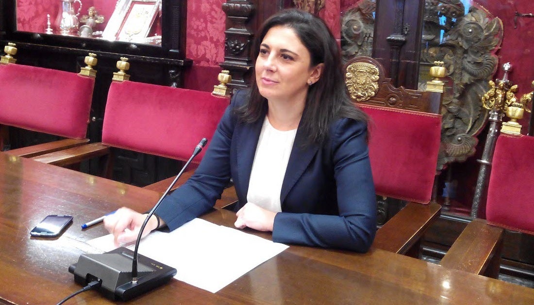 Raquel Ruz (PSOE). Edad: 40 añosNacida en: Granada.Formación: Licenciada en Derecho.Último cargo: Concejala del grupo municipal socialista.