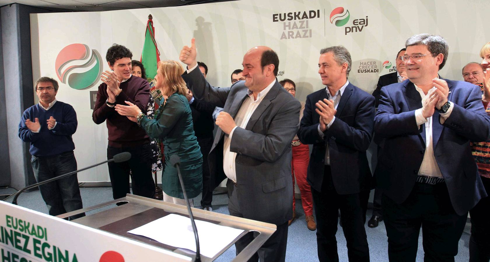 El lehendakari Iñigo Urkullu y el presidente del PNV, Andoni Ortuzar, acompañado de otros candidatos de esta formación, celebran los buenos resultados en la sede central Sabin Etxea.