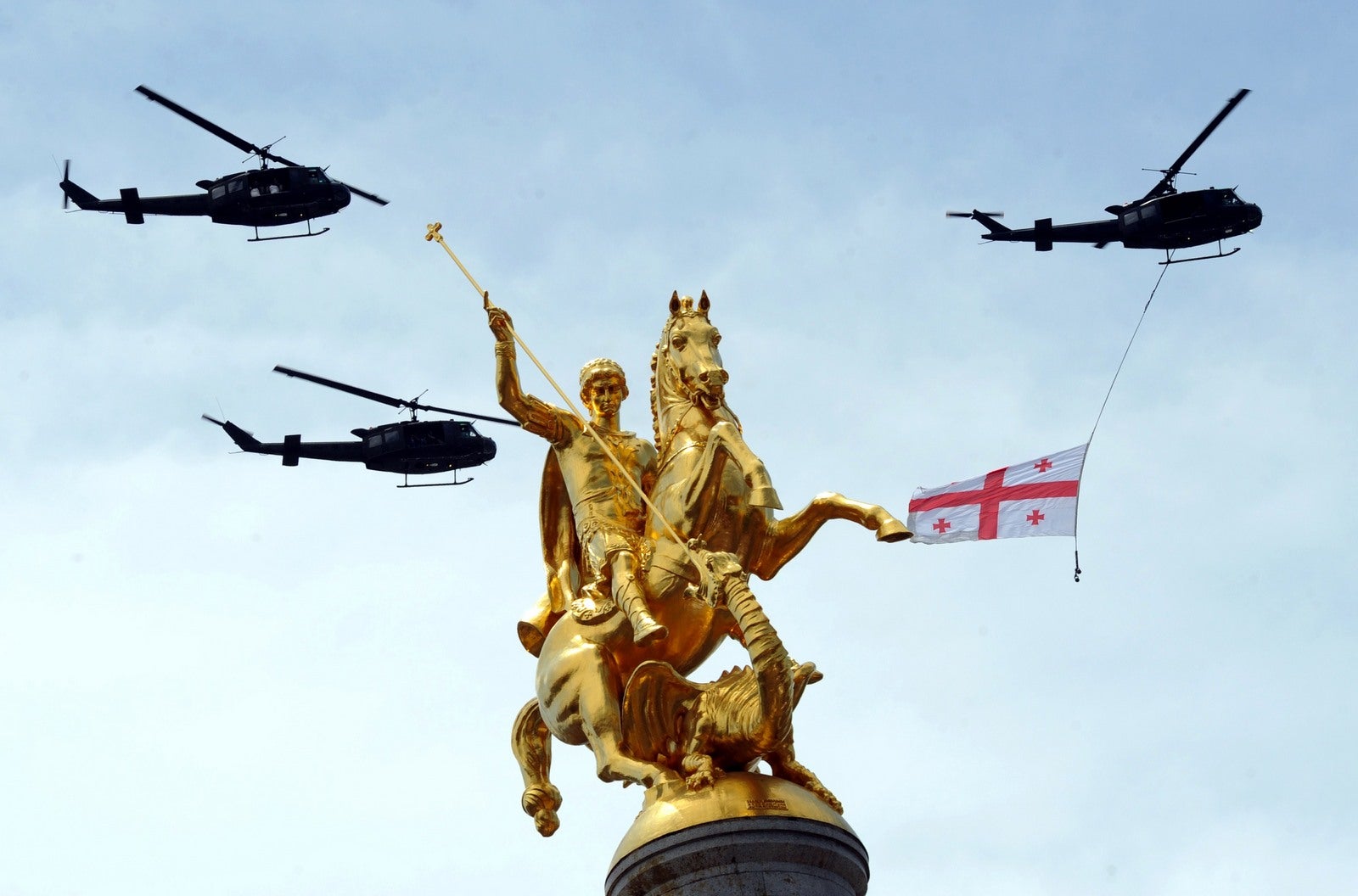Ejército georgiano vuela durante un desfile militar para conmemorar el Día de la Independencia en Tbilisi.