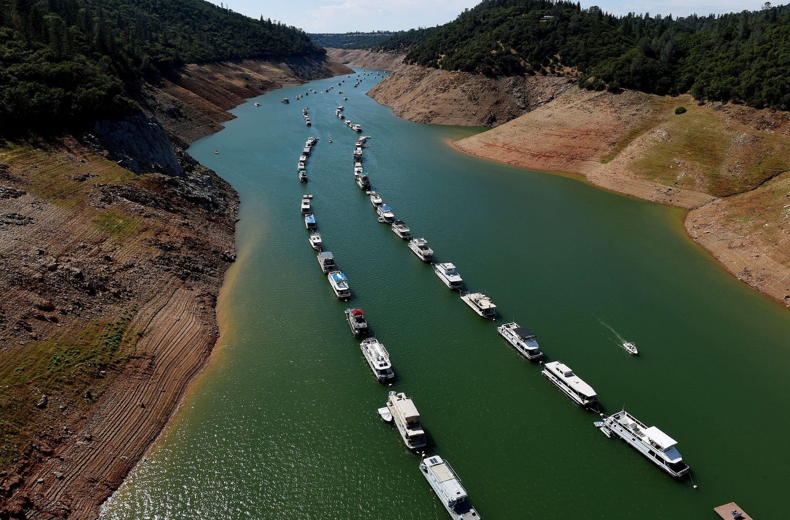 Casas flotantes están amarrados en el embalse Oroville Lake, California.