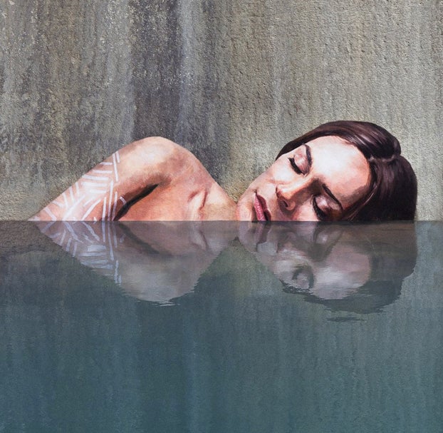 Espectaculares pinturas de mujeres realizadas sobre una tabla de surf