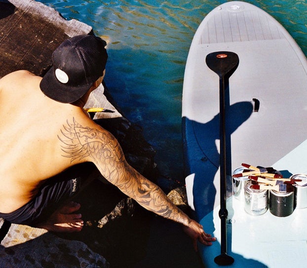 Espectaculares pinturas de mujeres realizadas sobre una tabla de surf