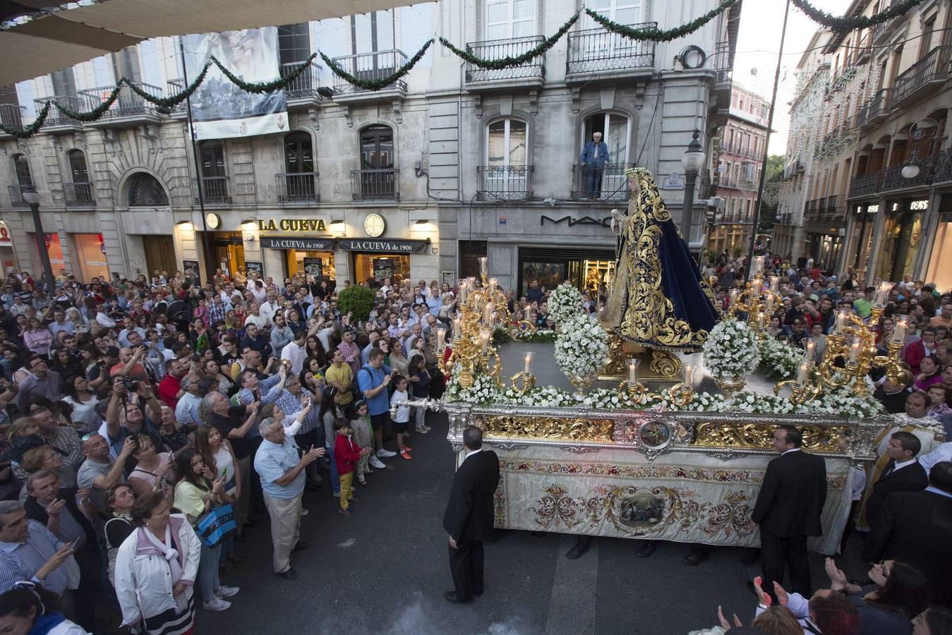La Virgen de la Amargura, arropada por los granadinos en su traslado a la Catedral