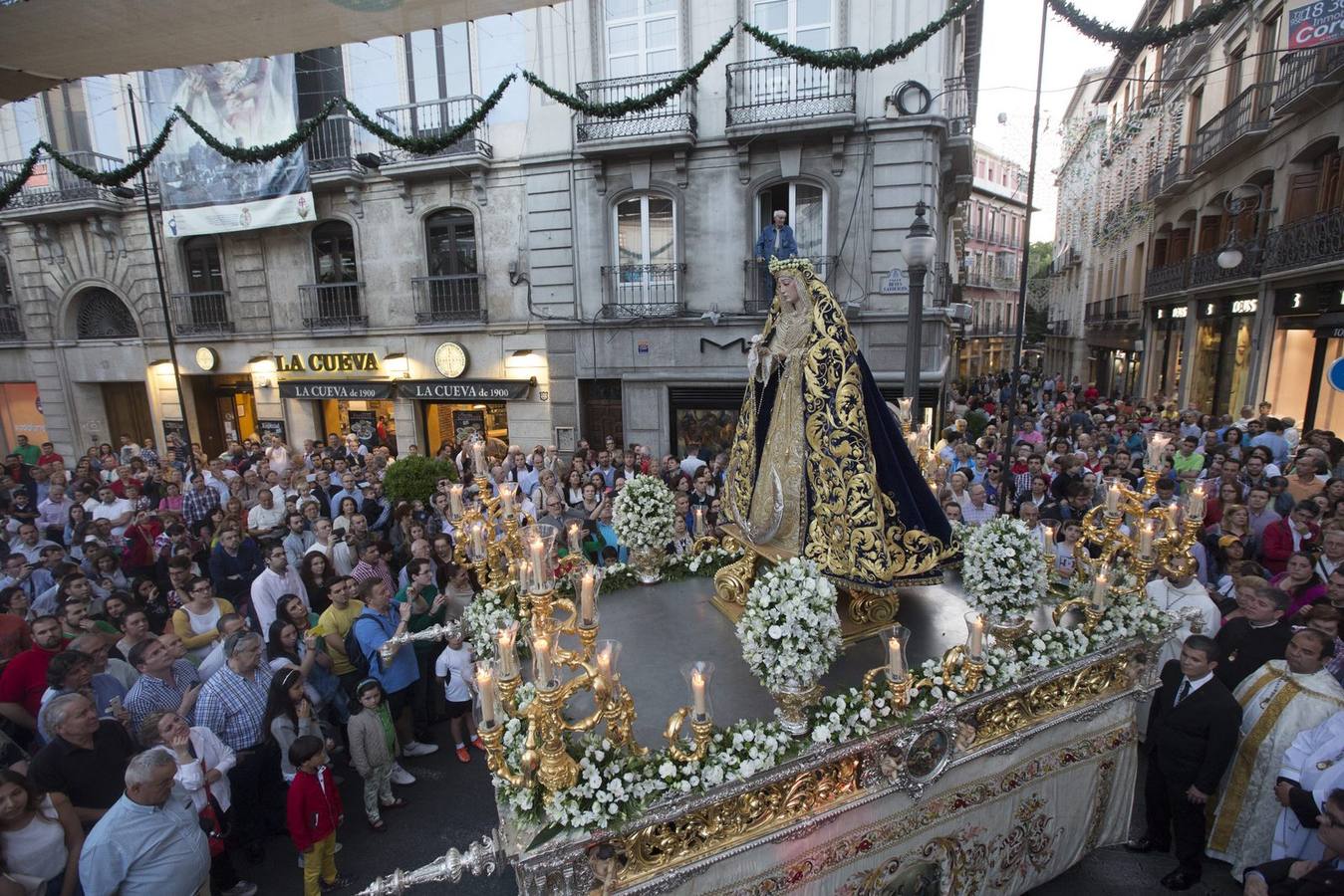 La Virgen de la Amargura, arropada por los granadinos en su traslado a la Catedral