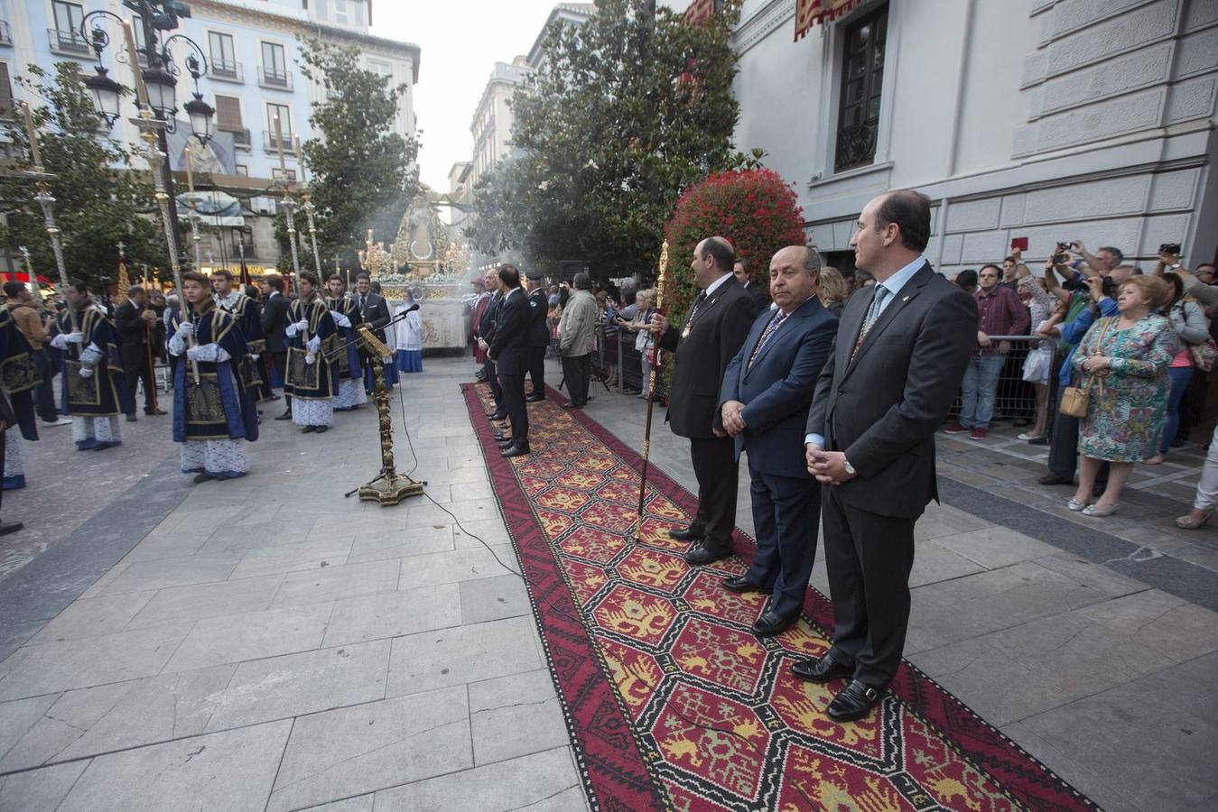 La Virgen de la Amargura, arropada por los granadinos en su traslado a la Catedral