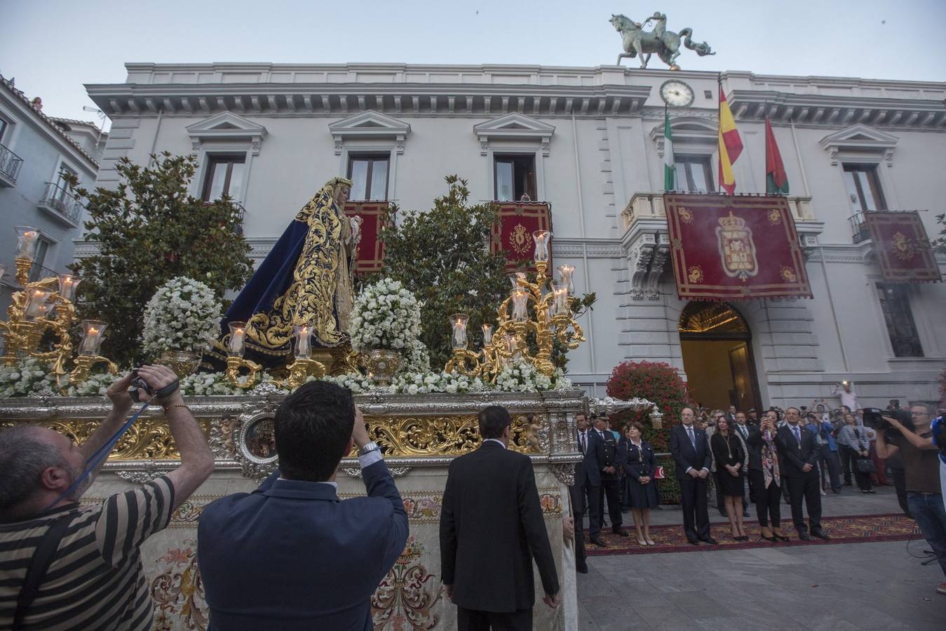 La Virgen de la Amargura, arropada por los granadinos en su traslado a la Catedral