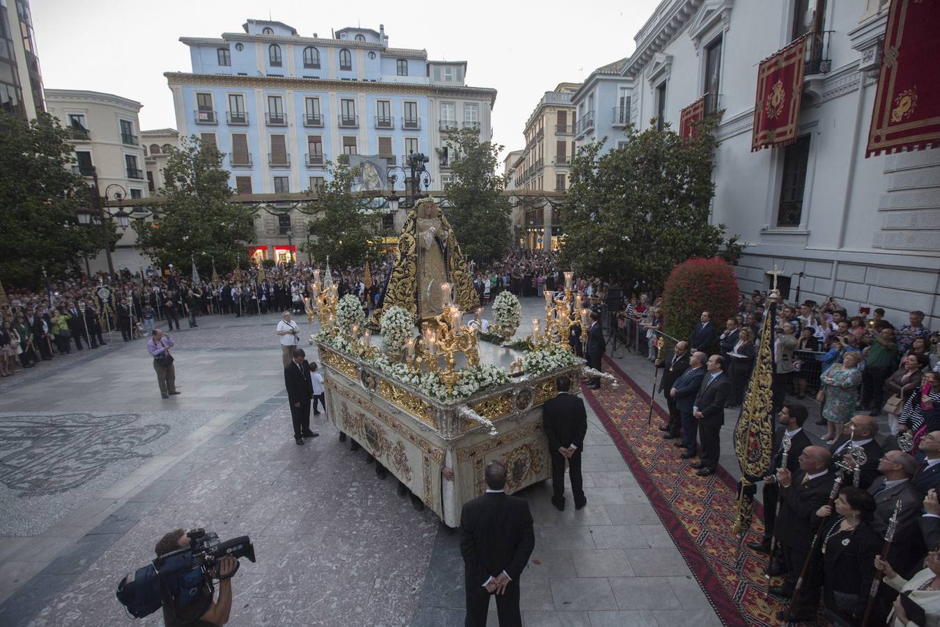 La Virgen de la Amargura, arropada por los granadinos en su traslado a la Catedral