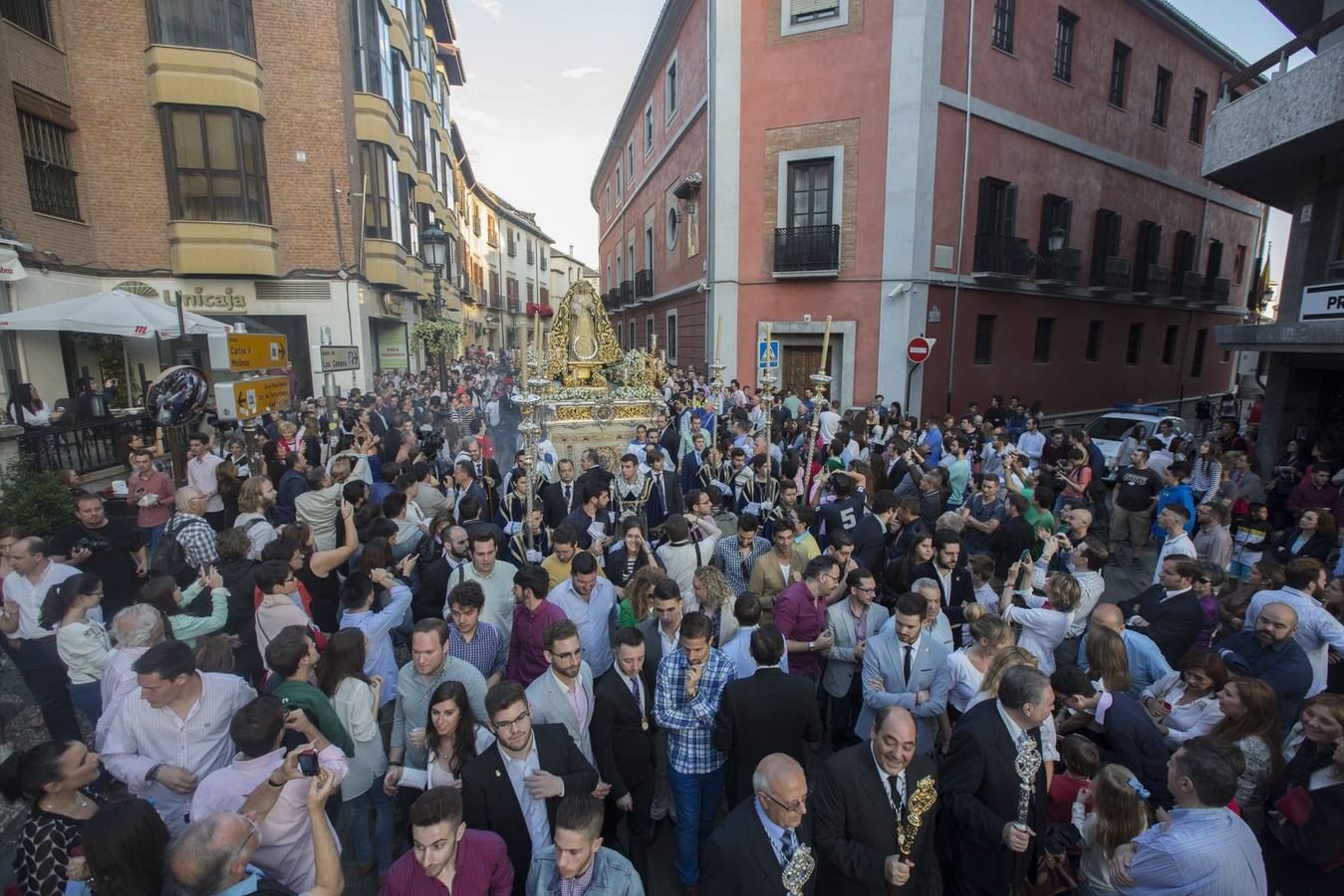 La Virgen de la Amargura, arropada por los granadinos en su traslado a la Catedral