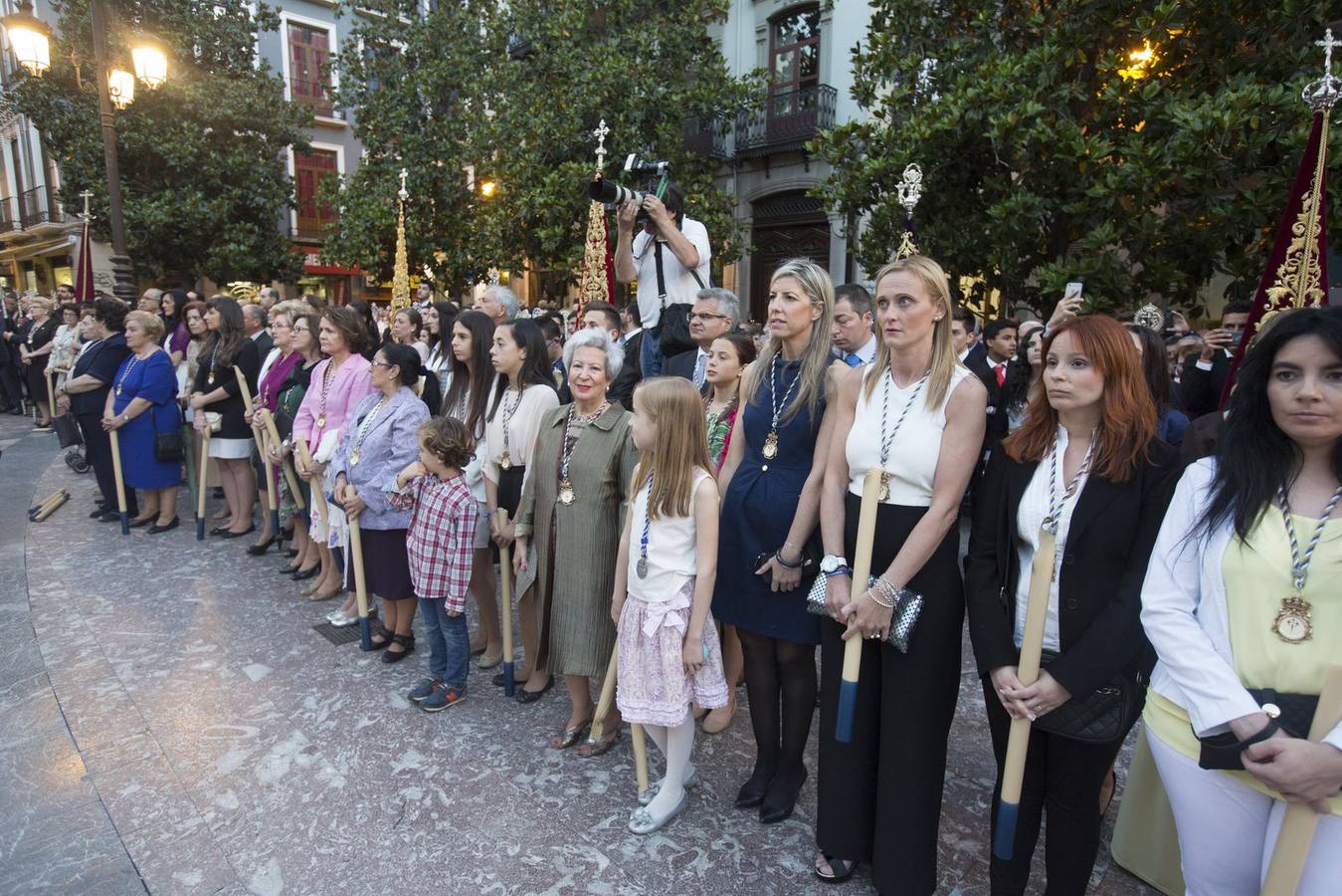 La Virgen de la Amargura, arropada por los granadinos en su traslado a la Catedral